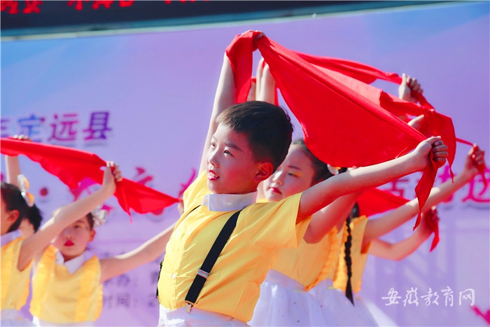 1 定远县胜利学校参演节目《红领巾赞歌》  刘文静 摄.jpg