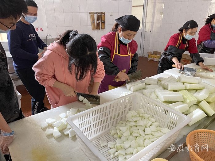 市实验高中组织学生开展帮厨活动.jpg